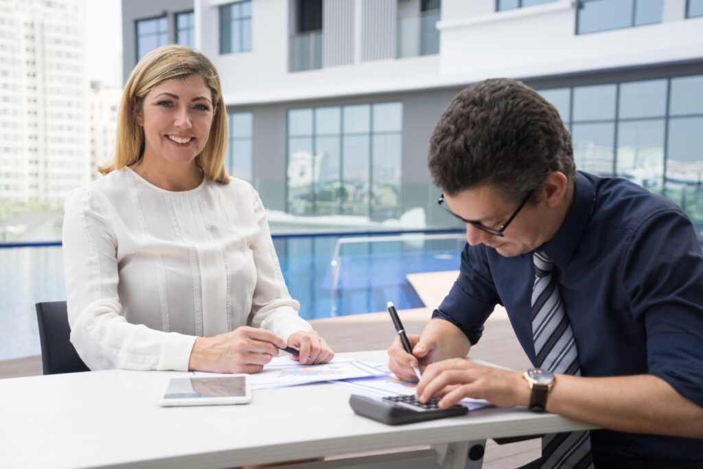 Persona firmando contrato de arrendamiento de local comercial