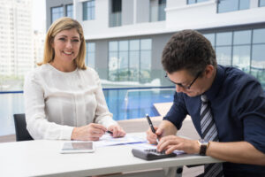 Persona firmando contrato de arrendamiento de local comercial
