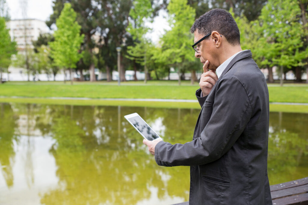 Valuador utilizando tecnología con tablet, drones y mapas digitales para realizar avalúos inmobiliarios precisos y modernos.